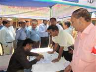 लाइन में लगकर खरीदा एलईडी बल्ब