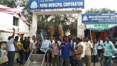 Demonstration Of Municipal Workers With Broomsticks And Handcarts - Patna  News