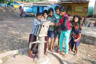 साढ़े चार सौ फीट बोरिंग पर भी नहीं मिलता पानी