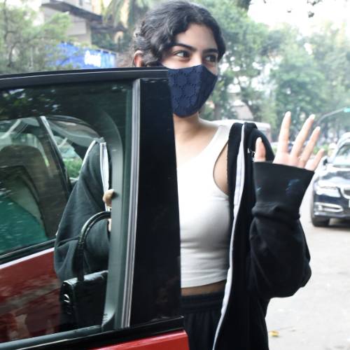 फोटोग्राफर्स के कैमरे में कैद हुआ खुशी कपूर, नोरा फतेही, निमरत कौर का यह अंदाज