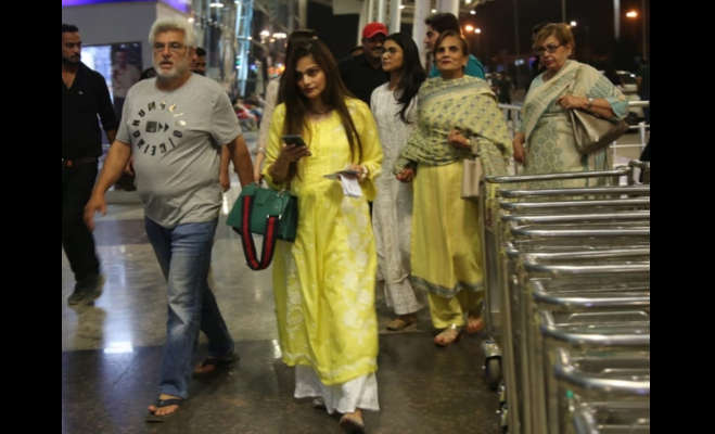 तस्वीर में सलमान की बहन अलवीरा, मां सलीमा और हेलेन के साथ उनके चाचा। फोटो: साभार नई दुनिया इंदौर जहां साइकिल पर घूमते,कुल्फी खाते,पतंगबाजी करते थे सलमान खान