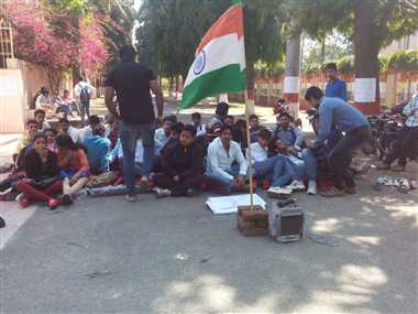 वीसी के गेट पर अड़े रहे स्टूडेंट्स