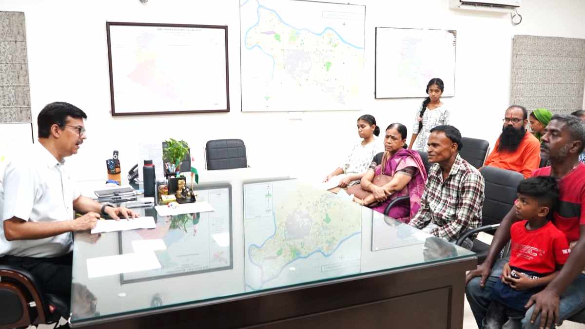 जनता दरबार में दिव्यांग को मिली ई-ट्राई साइकिल