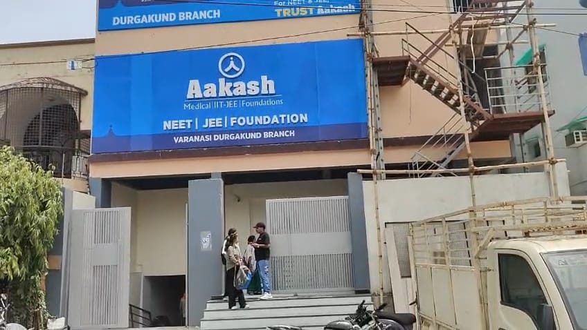 Varanasi news: आकाश और एलेन की बिल्डिंग से सील छूमंतर