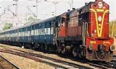 बनारस-इलाहाबाद रूट पर इलेक्ट्रिक इंजन से चली पूर्वा