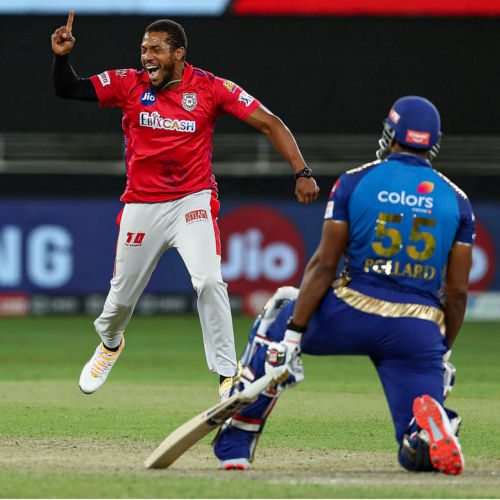 IPL 2020 MI vs KXIP: पहली बार एक आईपीएल मैच में खेले गए दो सुपर ओवर, तस्वीरों में देखें मैच का रोमांच