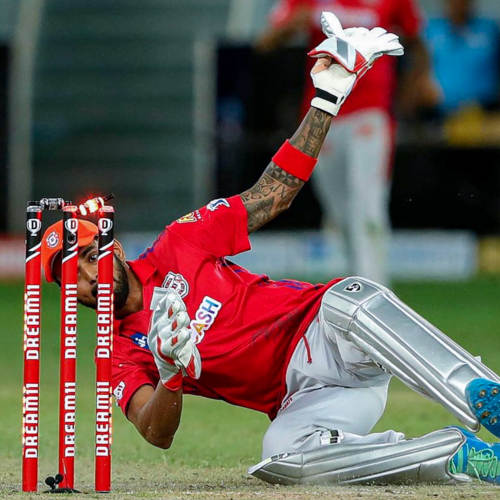 IPL 2020 MI vs KXIP: पहली बार एक आईपीएल मैच में खेले गए दो सुपर ओवर, तस्वीरों में देखें मैच का रोमांच