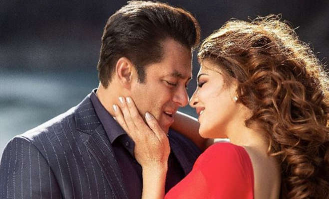 सलमान खान जैकलीन के साथ। फोटो : साभार ट्विटर रिलीज के कुछ घंटो पहले सलमान ने शेयर किया 'रेस 3' का नया एक्शन ट्रेलर,पहले से यूं है अलग