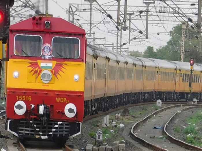 गुड्स ट्रेन हुई डिरेल, दिल्ली-हावड़ा रूट दो घंटे रहा बंद