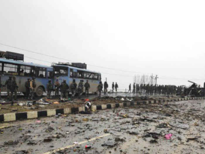 Jammu And Kashmir: त्राल बस स्टैंड पर आतंकियों ने किया ग्रेनेड अटैक, 6 नागरिक  घायल- Inext Live