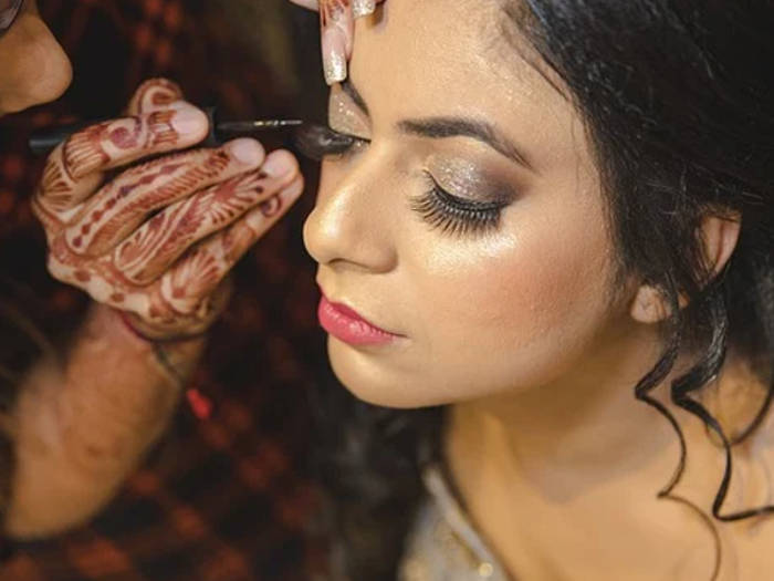 Karwa Chauth 2021 Top Makeup Ideas Top Trending Makeup Tips On Karwa  Chauth- Karwa Chauth 2021 : इस करवा चाैथ घर पर पाएं पार्लर जैसा लुक अपनाएं  बस स्टेप बाय स्टेप ये