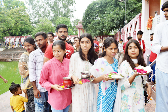 शिवालयों में आए श्रद्धालुओं को ‘पौधों’ का प्रसाद