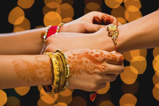 बहनों की राखियों को सुरक्षित पहुंचाने को तत्पर है डाकघर