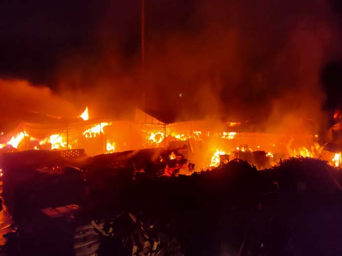 प्लाईवुड फैक्ट्री में लगी भीषण आग- प्लाईवुड फैक्ट्री में लगी भीषण आग