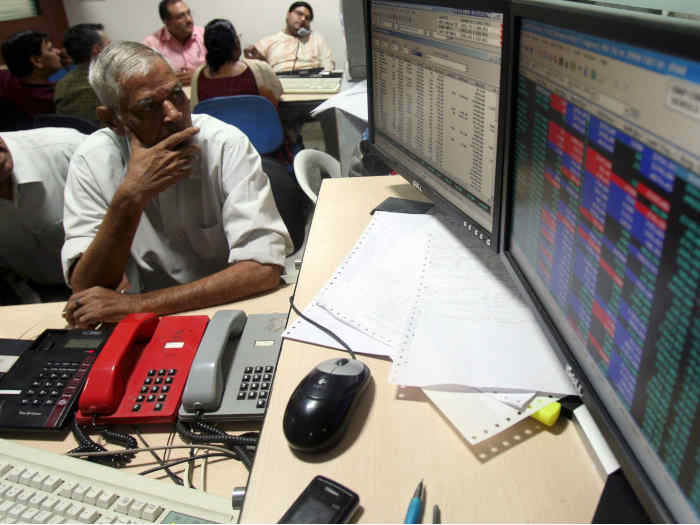 दो दिन की तेजी के बाद आज Sensex 310 अंक लुढ़का, IT और finance शेयर्स में दिखी तेज गिरावट