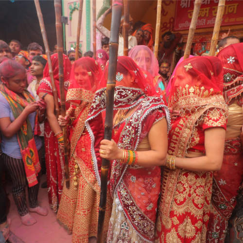 Barsane Ki Lathmar Holi 2021 Pics: तस्वीरों में देखें बरसाने में कैसे मनाई गई लठमार होली