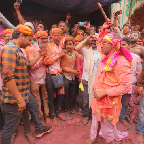 Barsane Ki Lathmar Holi 2021 Pics: तस्वीरों में देखें बरसाने में कैसे मनाई गई लठमार होली