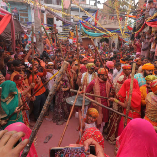 Barsane Ki Lathmar Holi 2021 Pics: तस्वीरों में देखें बरसाने में कैसे मनाई गई लठमार होली