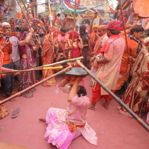 Barsane Ki Lathmar Holi 2021 Pics: तस्वीरों में देखें बरसाने में कैसे मनाई गई लठमार होली