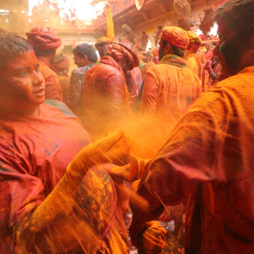 Barsane Ki Lathmar Holi 2021 Pics: तस्वीरों में देखें बरसाने में कैसे मनाई गई लठमार होली