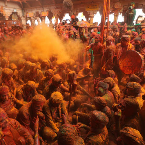Barsane Ki Lathmar Holi 2021 Pics: तस्वीरों में देखें बरसाने में कैसे मनाई गई लठमार होली