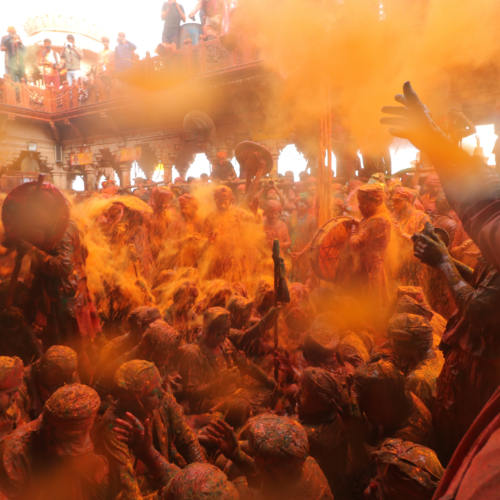 Barsane Ki Lathmar Holi 2021 Pics: तस्वीरों में देखें बरसाने में कैसे मनाई गई लठमार होली