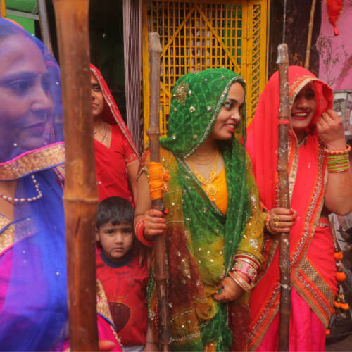 Barsane Ki Lathmar Holi 2021 Pics: तस्वीरों में देखें बरसाने में कैसे मनाई गई लठमार होली