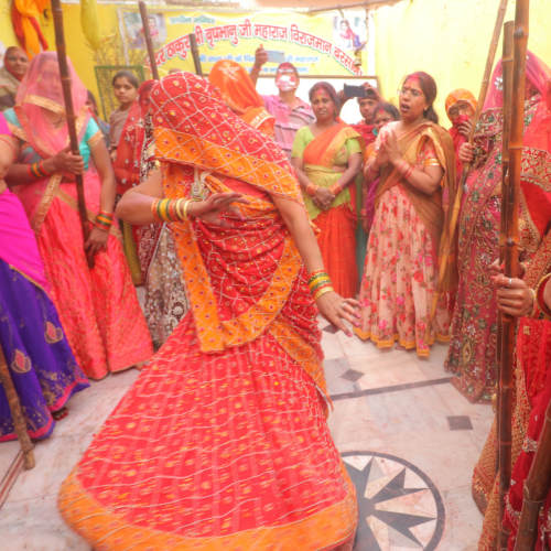 Barsane Ki Lathmar Holi 2021 Pics: तस्वीरों में देखें बरसाने में कैसे मनाई गई लठमार होली