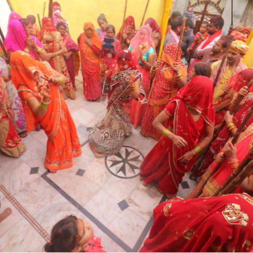 Barsane Ki Lathmar Holi 2021 Pics: तस्वीरों में देखें बरसाने में कैसे मनाई गई लठमार होली