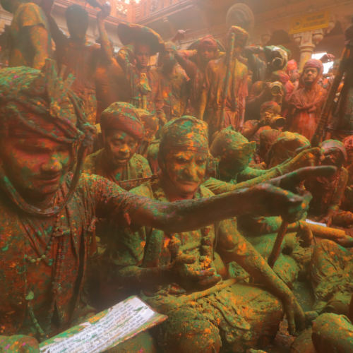 Barsane Ki Lathmar Holi 2021 Pics: तस्वीरों में देखें बरसाने में कैसे मनाई गई लठमार होली