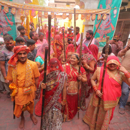 Barsane Ki Lathmar Holi 2021 Pics: तस्वीरों में देखें बरसाने में कैसे मनाई गई लठमार होली