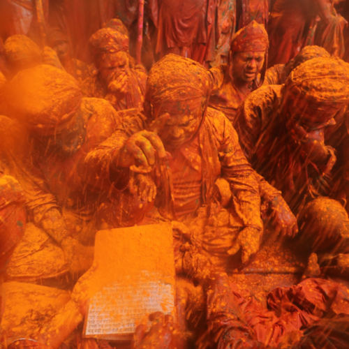 Barsane Ki Lathmar Holi 2021 Pics: तस्वीरों में देखें बरसाने में कैसे मनाई गई लठमार होली