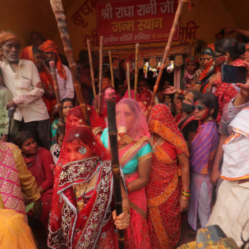 Barsane Ki Lathmar Holi 2021 Pics: तस्वीरों में देखें बरसाने में कैसे मनाई गई लठमार होली