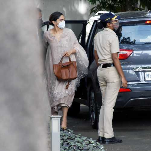 बॉलीवुड की 'मस्तानी' दीपिका पादुकोण से ड्रग्स मामले में NCB की पूछताछ