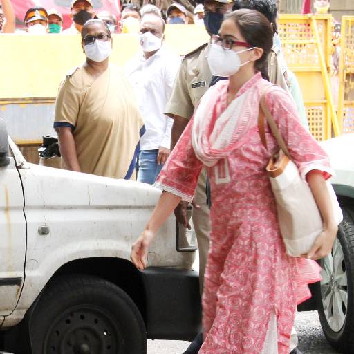 सारा अली खान ड्रग्स केस में पूछताछ के लिए इस अंदाज में पहुंची एनसीबी के दफ्तर