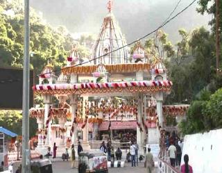 Shardiya Navratri 2022 : शारदीय नवरात्रि का पहला दिन आज, देश भर के देवी मंदिरों में उमड़ी भक्तों की भीड़