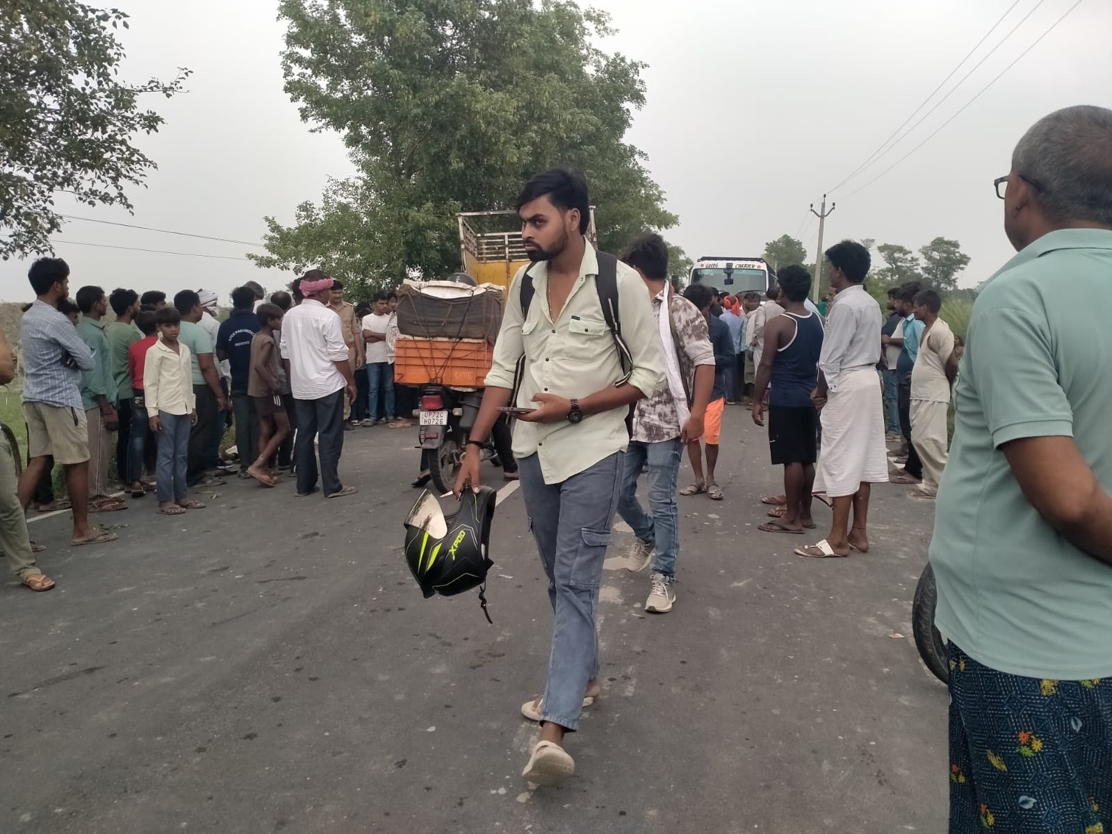 टैंकर की टक्कर से बाइक सवार किशोर की मौत मां समेत दो घायल
