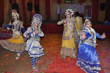 गुलाल की बौछार से शहर हुआ गुलजार