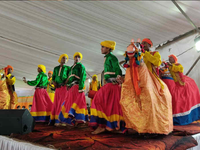 गोरखपुर में उत्तर प्रदेश के पहले आयुष विश्वविद्यालय के शिलान्यास कार्यक्रम में भाग लेने आए राष्ट्रपति रामनाथ कोविंद। इस मौके पर सांस्कृतिक कार्यक्रम भी पेश किए गए। फोटो : दैनिक जागरण आईनेक्स्ट
