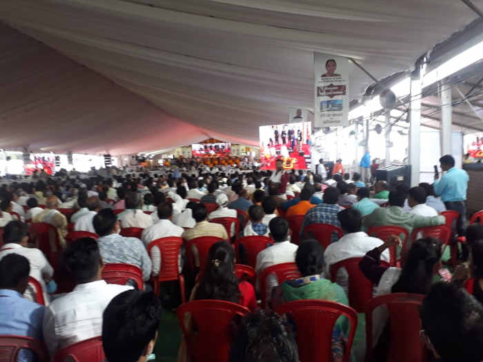 गोरखपुर में उत्तर प्रदेश के पहले आयुष विश्वविद्यालय के शिलान्यास कार्यक्रम में भाग लेने आए राष्ट्रपति रामनाथ कोविंद। कार्यक्रम में शिरकत करने आए स्थानीय लोग। फोटो : दैनिक जागरण आईनेक्स्ट