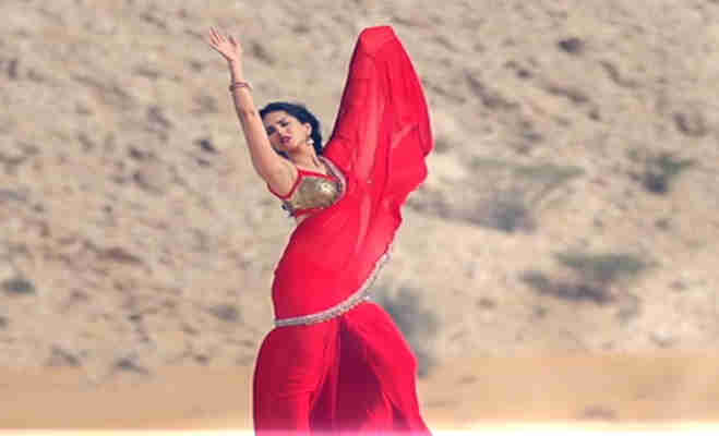 आंध्र के किसान ने सनी लियोनी को बनाया नजर बट्टू,रेड ड्रेस में दिन-रात ऐसे उतार रहीं नजर