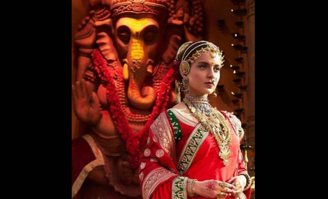 कंगना रनौत मणिकर्णिका के पोस्टर में। फोटो : साभार इंस्टाग्राम हाथ में तलवार थामे अंग्रेजों को इस तरह धूल चटा रहीं कंगना,'मणिकर्णिका' का टीजर हुआ रिलीज