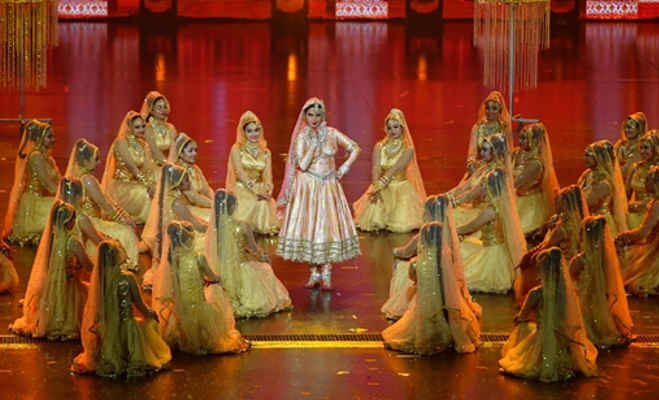 रेखा आईफा के स्टेज पर। फोटो : एपी आईफा की आखिरी शाम रेखा ने 20 साल बाद किया परफॉर्म,थम गईं सबकी निगाहें