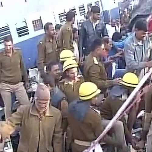 तस्वीरों में देखें पटरी से उतरी इंदौर-पटना एक्सप्रेस का दर्दनाक मंजर