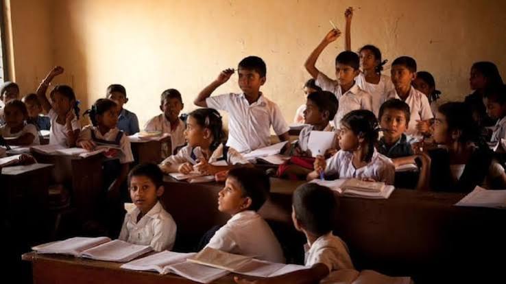 परिषदीय विद्यालयों में घंटी बजने से कक्षाओं में बदलेंगे शिक्षक