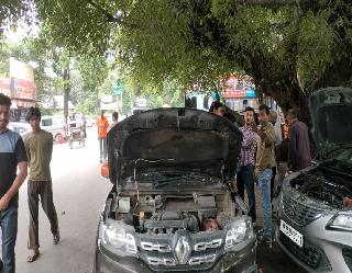 मानसून की मार से कार बिमार