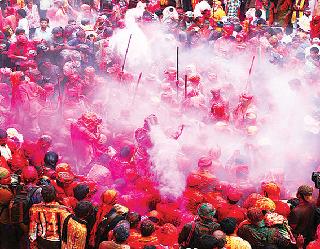 चेहरे पर तेल और आंखों पर चश्मा लगाकर खेलें होली