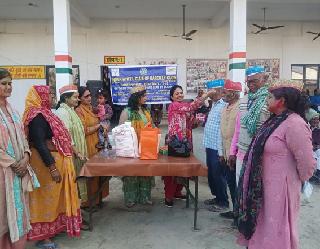 वृद्धाश्रम में होली उत्सव मनाकर सेवा का दिया संदेश