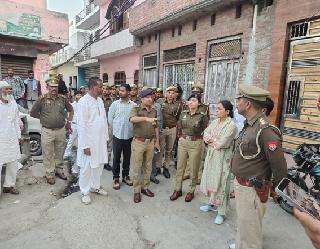 अधिकारियों ने निकाला फ्लैग मार्च