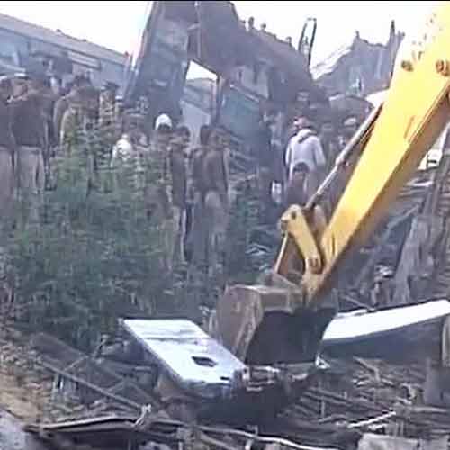 तस्वीरों में देखें पटरी से उतरी इंदौर-पटना एक्सप्रेस का दर्दनाक मंजर